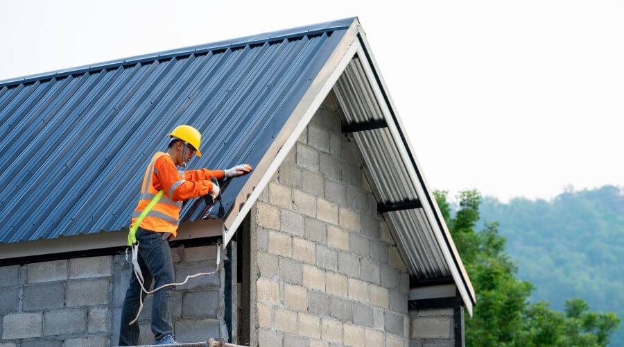 Expert Emergency Roof Repairs services in Weesatche, TX
